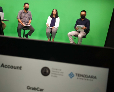 You got the gig: Centre for Strategic and International Studies (CSIS) economic department head Yose Rizal Damuri (left) attends a virtual press conference along with Tenggara Strategics economist Stella Kusumawardhani (center) and the Prasetya Mulya School of Business dean, Fathony Rahman, on Thursday. The conference discussed the role of gig workers in the Indonesian economy.
