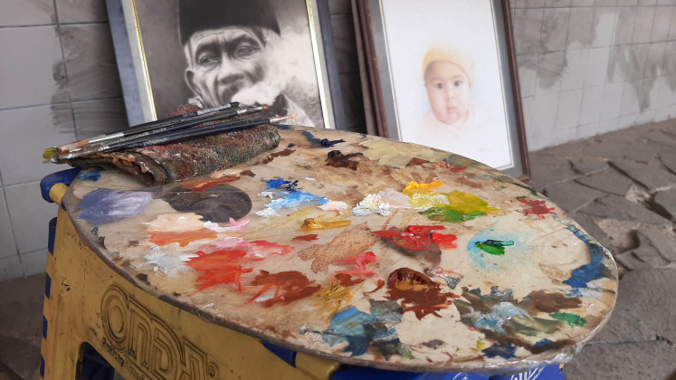 Working tools: A painting palette is seen by paintings. Pencils, crayons and oil paints are commonly used to produce the paintings.
