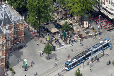 Dutch advise masks in shops as virus surges