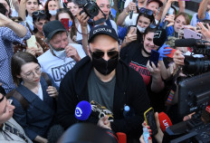 Journalists surround Russian theater and film director Kirill Serebrennikov outside a court building in Moscow on June 26, 2020. 
