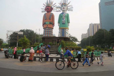 Move it: Residents exercise on Jl. Benyamin Sueb in North Jakarta during the Car Free Day event on Sunday. Although the street is one of 32 Car Free Day locations designated by the Jakarta administration to replace Jl. Sudirman and Jl. Thamrin, many motor vehicles were seen passing through, and no city workers were seen guarding the area.
