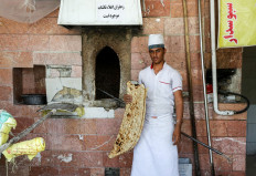 The men who bake up a 'blessing' in Tehran