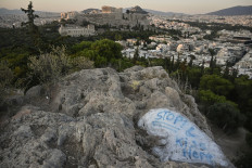 This picture shows a popular tourist stop overlooking the Acropolis on June 29, 2020 as tourists traveling to Greece will be required from July 1 to complete an online questionnaire 48 hours in advance to determine whether they need to be tested for coronavirus on arrival.
