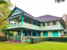 The Bombay Burmah Trading Co building stands impressively in Phrae province last October, before its 127 years of history were swept away by a demolition crew. 