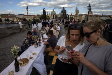  Czechs mark end of lockdown with bridge dinner