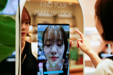 South Korean 'augmented reality' mirror allows touchless cosmetics