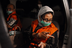 East Kutai regent Ismunandar (left) and wife, East Kutai Legislative Regional Council speaker Encek Unguria R. Firgasih (right) are taken to detention centers from the Corruption Eradication Commission (KPK) headquarter in Jakarta on July 4, 2020 after the antigraft body name them graft suspects in an alleged bribery pertaining infrastructure projects in the regency.