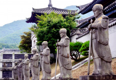 Looking around diverse places at the park, you can reminisce about the scenes of popular dramas.