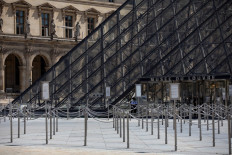 Louvre museum reopens after 16-week virus shutdown