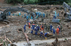 Brave Japanese rafters paddle against the floods