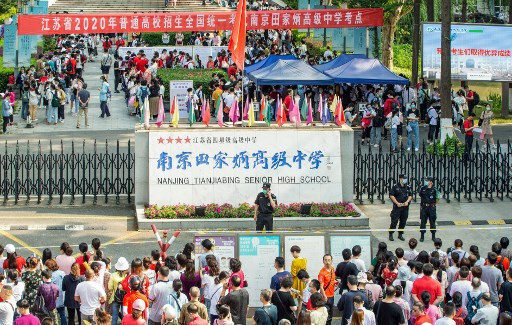 Students arrive at a school to sit the National College Entrance Examination (NCEE), known as Gaokao, in Nanjing, in China's eastern Jiangsu province on July 7, 2020. - Nearly 11 million stressed-out Chinese students take the country's gruelling annual college entrance exam beginning on July 7 following a month-long coronavirus delay, with inspectors this year checking both for cheaters and fevers. 