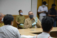 In this handout photo from Tangerang Communications and Information Agency on April 27, Tangerang regent Ahmed Zaki Iskandar (center) talks to representatives of a private company in Balaraja, Tangerang, Banten.