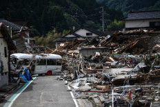Japan rescuers battle to reach thousands trapped by floods 			
