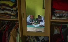 SMP 4 Bawang teacher Wiyata Bhakti (left) teaches one of his students at the latter’s house in Batang regency, Central Java. Schools in Central Java remain closed as the province records more COVID-19 cases. Antara/Harviyan Perdana Putra