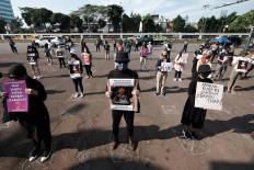 Women’s rights activists protest in front of the House of Representatives in Jakarta on July 7 in support of the sexual violence eradication bill, which has been languishing since 2016 while rates of sexual violence remain high. The activists plan to stage similar protests on coming Tuesdays. JP/Donny Fernando