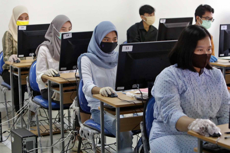 High school graduates take computer-based exams (UTBK) for university enrollment on July 5 at the Jakarta State University campus in Jakarta. The exam is being conducted in two phases with a total of 42,463 participants. JP/Wendra Ajistyatama