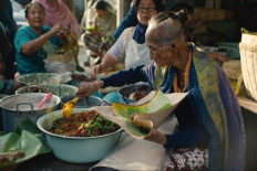 Legendary 'gudeg' seller Mbah Lindu on Netflix's documentary series 'Street Food: Asia'. 