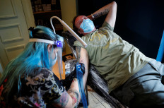 In Mexico, free 'COVID-19 survivor' tattoos