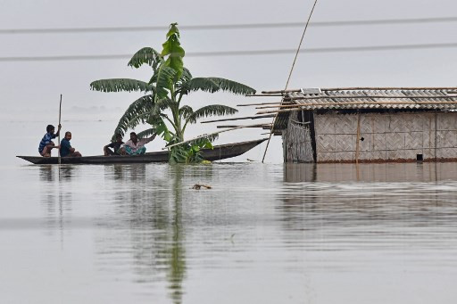 Assam CM Sonowal visits flood relief camp at Kohora