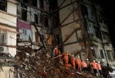 Buildings collapse in heavy rain in India's Mumbai, killing eight