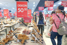 Shoppers browse the footwear section on Aug. 17, 2020, in the Ramayana department store at ITC BSD in South Tangerang, Banten.