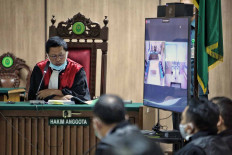 Judge Agus Darwanta reads a guilty verdict for the attackers of Corruption Eradication Commission (KPK) senior investigator Novel Baswedan at the North Jakarta District Court in Jakarta on July 16. Police officers Chief Brig. Ronny Bugis and Brig. Rahmat Kadir were sentenced to two years in prison and 18 months in prison, respectively, for throwing sulfuric acid at Novel, which caused blindness in his left eye, in April 2017. JP/Seto Wardhana