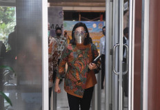 Finance Minister Sri Mulyani Indrawati walks inside the House of Representatives building in Jakarta for a closed meeting with lawmakers on July 6.