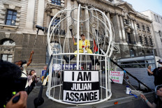 Caged like a 'canary', Vivienne Westwood protests for Assange in London
