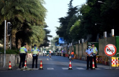 Curious onlookers flock to closed US consulate in China