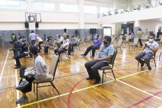 Workers wait to undergo a reverse transcription polymerase chain reaction (RT-PCR) swab test at the Corruption Eradication Commission (KPK) building in Jakarta, on Monday. The tests were held after seven KPK employees tested positive for COVID-19 from May to July. Since the reopening, offices have become new clusters of the coronavirus in the capital.