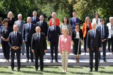 COVID-style: French ministers keep their distance for group photo