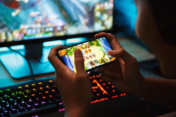 The choice is yours: For gamers, deciding between using a computer and a smartphone to play their favorite games is easy: Computers give you highly realistic, immersive experiences for complex gaming involving simulated scenarios, while smartphones are for casual, simpler games.