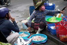 A woman wearing a protective mask sells seafood during the coronavirus disease (COVID-19) outbreak in Hoi An tourism town, Vietnam July 31, 2020. 