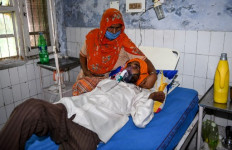 India bootleg alcohol death toll rises to 98 as families mourn