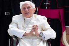 This file photo taken on June 22, 2020 shows former pope Benedict XVI posing for a picture at the airport in Munich, southern Germany, after visiting his brother and before his departure. Former pope Benedict XVI became seriously ill himself after visiting his sick brother in Germany in June and is 