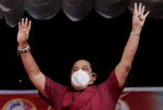 Sri Lanka's Prime Minister and leader of Sri Lanka People's Front party Mahinda Rajapaksa wearing a protective mask, waves at his supporters during a campaign rally ahead of August 5 parliamentary elections, in Ahungalla, Sri Lanka, August 1, 2020.