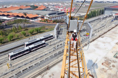 A worker inspects a crane at the construction site of Soekarno-Hatta International Airport’s integrated building in Tangerang, Banten, on July 29. The project, comprising a building that is connected to the main airport building, costs Rp 691 billion (US$47.2 million) and is set to be completed at the end of 2020. JP/Dhoni Setiawan