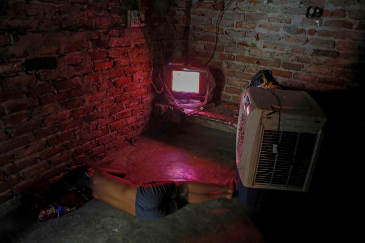 Scavengers in India risk health to sift coronavirus debris