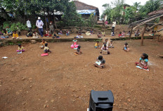 Children, who have missed their online classes due to a lack of internet facilities, sit on the ground in circles drawn with chalk to maintain safe distance as they listen to pre-recorded lessons over loudspeakers, after schools were closed following the COVID-19 outbreak, in Dandwal village in the western state of Maharashtra, India, July 23, 2020.