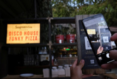 A client using his mobile phone scans the QR code to place an order of a pizza with its ingredients through of the 'Funky Pay' app, where the app replaces waiters at Funky Pizza restaurant in Palafrugell, near Girona, Costa Brava, Spain, on July 31, 2020. 