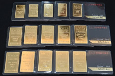 Gold prices hit $2,000 an ounce for first time 