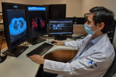 Vice-director Marcio Sawamura works at the Radiology Institute of the Clinics Hospital of the Faculty of Medicine of the University of Sao Paulo (InRad), in Sao Paulo, Brazil, on July 29, 2020, amid the new coronavirus pandemic. - A platform called RadVid-19 that identifies lung injuries through artificial intelligence is helping Brazilian doctors detect and diagnose the new coronavirus, which already infected 2,6 million people across the world and killed 91,000 in the country. 