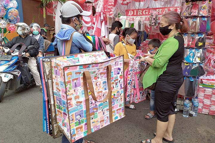 Multiple uses: A woman buys a reusable bag outside Jatinegara Market in East Jakarta, on Wednesday. Shoppers have had
to bring their own bags to the market because vendors are no longer allowed to off er free single-use plastic bags as a result of a government effort to reduce plastic waste.