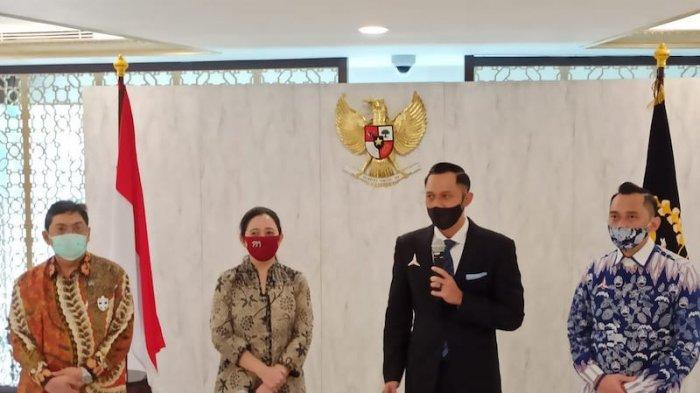 House of Representatives Speaker and Indonesian Democratic Party of Struggle (PDI-P) executive Puan Maharani (second left) and Democratic Party chairman Agus Harimurti Yudhoyono (second right) talk to the press after a meeting on Aug. 7, 2020.