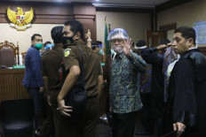In the spotlight: Defendant in a graft case involving state insurance company PT Asuransi Jiwasraya, Beny Tjokrosaputro, waves to the media during his trial at the Jakarta Corruption Court on June 3, 2020. 