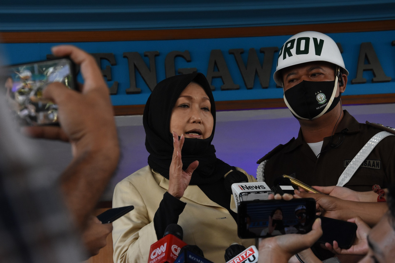 Lawyer of graft convict and fugitive Djoko Sugiarto Tjandra, Anita Kolopaking (left), speaks to journalists after undergoing questioning at the Attorney General’s Office (AGO) in Jakarta on July 27, 2020. The AGO interrogated Anita regarding her alleged meeting with South Jakarta Prosecutor’s Office head Anang Supriatna in relation to her client’s case.