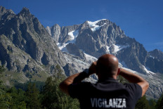 Italy resort lifts alert on melting glacier threat