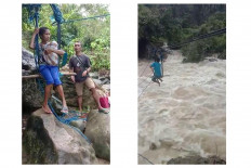 Present danger: Maluku villagers risk lives on makeshift river crossing