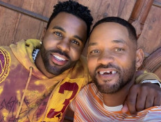 Actor Will Smith appears to have his front teeth knocked out by singer Jason Derulo