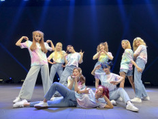 Twice’s first virtual concert was colorful, tech-savvy and interactive